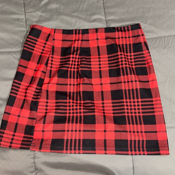New Medium red plaid skirt - Picture 3 of 3